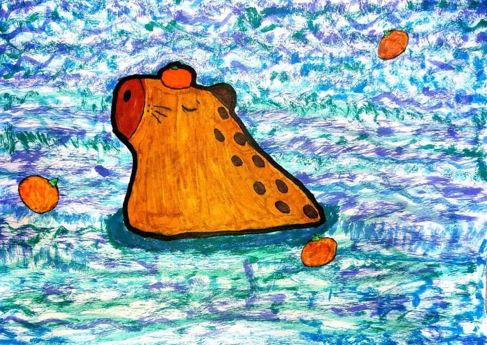 Капибара плавает в мандаринах