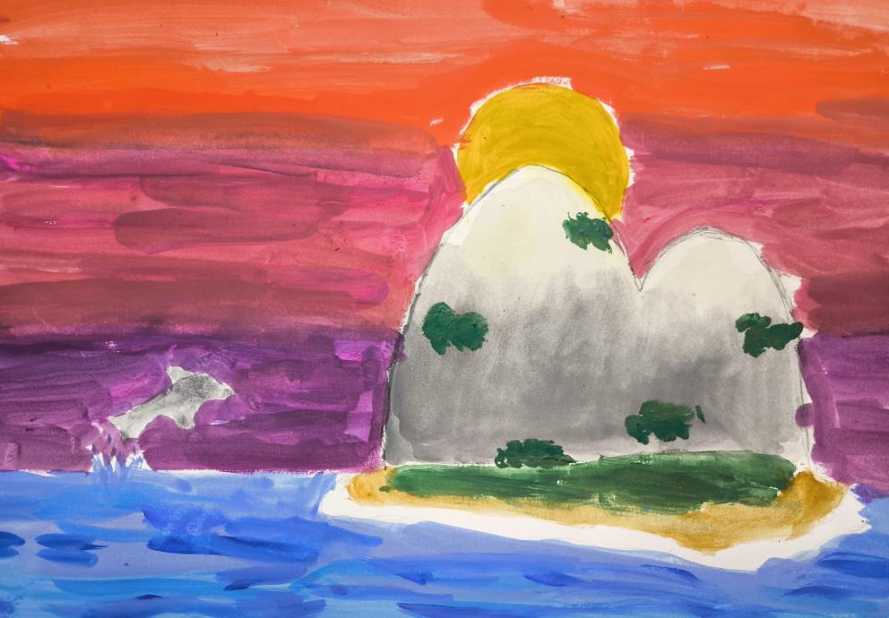 Дельфин резвится на закате