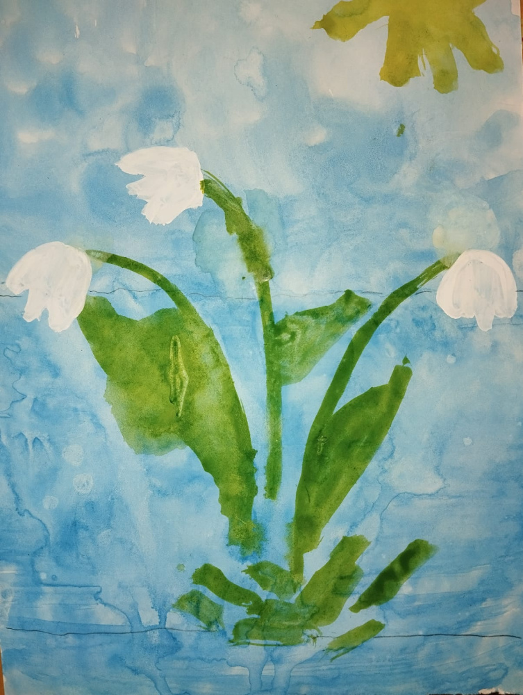 Весенние подснежники  на берегу реки.